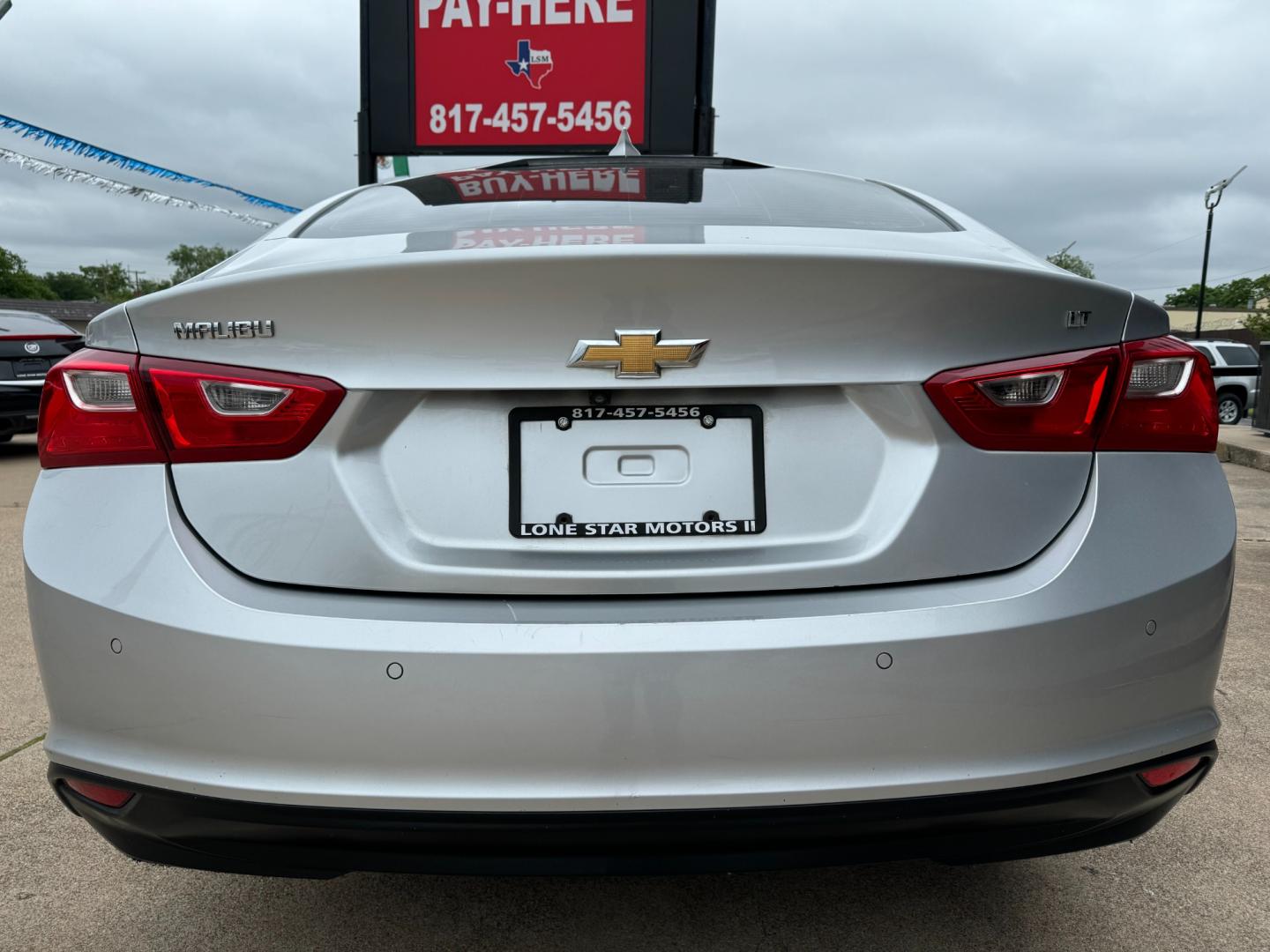 2017 SILVER /Gray CHEVROLET MALIBU LT 4dr Sedan (1G1ZE5ST8HF) with an 1.5L I4 Turbocharger engine, Automatic 6-Speed transmission, located at 5900 E. Lancaster Ave., Fort Worth, TX, 76112, (817) 457-5456, 0.000000, 0.000000 - This is a 2017 Chevrolet Malibu 1.5L I4 Turbocharger that is in excellent condition. There are no dents or scratches. The interior is clean with no rips or tears or stains. All power windows, door locks and seats. Ice cold AC for those hot Texas summer days. It is equipped with a CD player, AM/FM ra - Photo#4